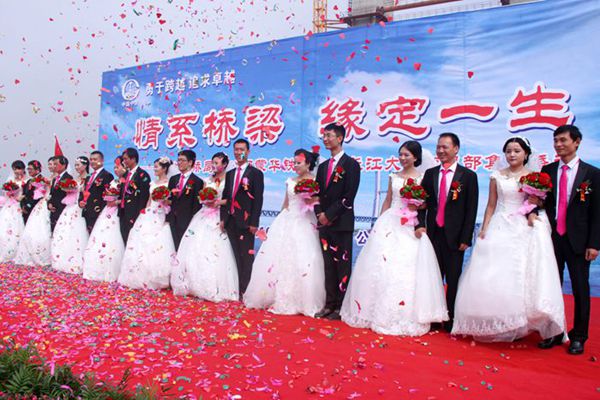 蒙华铁路公安长江大桥青年建设者集体婚礼3_副本.jpg